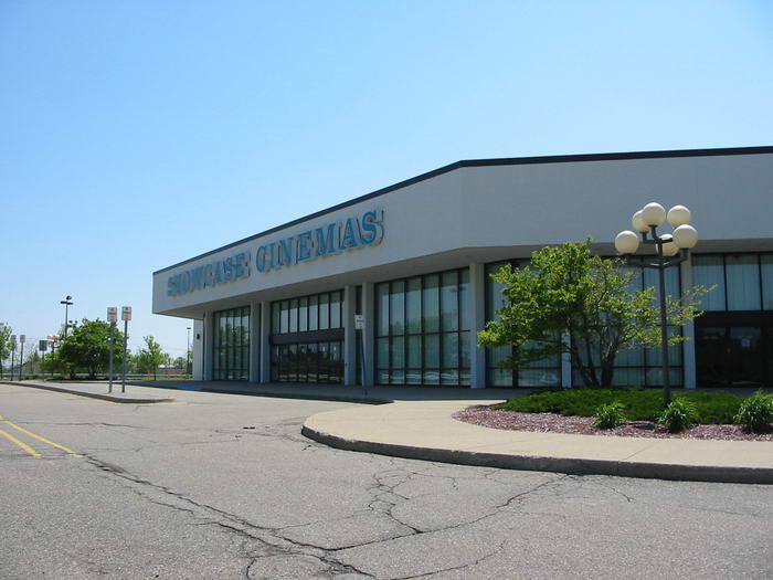 Showcase Cinemas Auburn Hills - May 2002